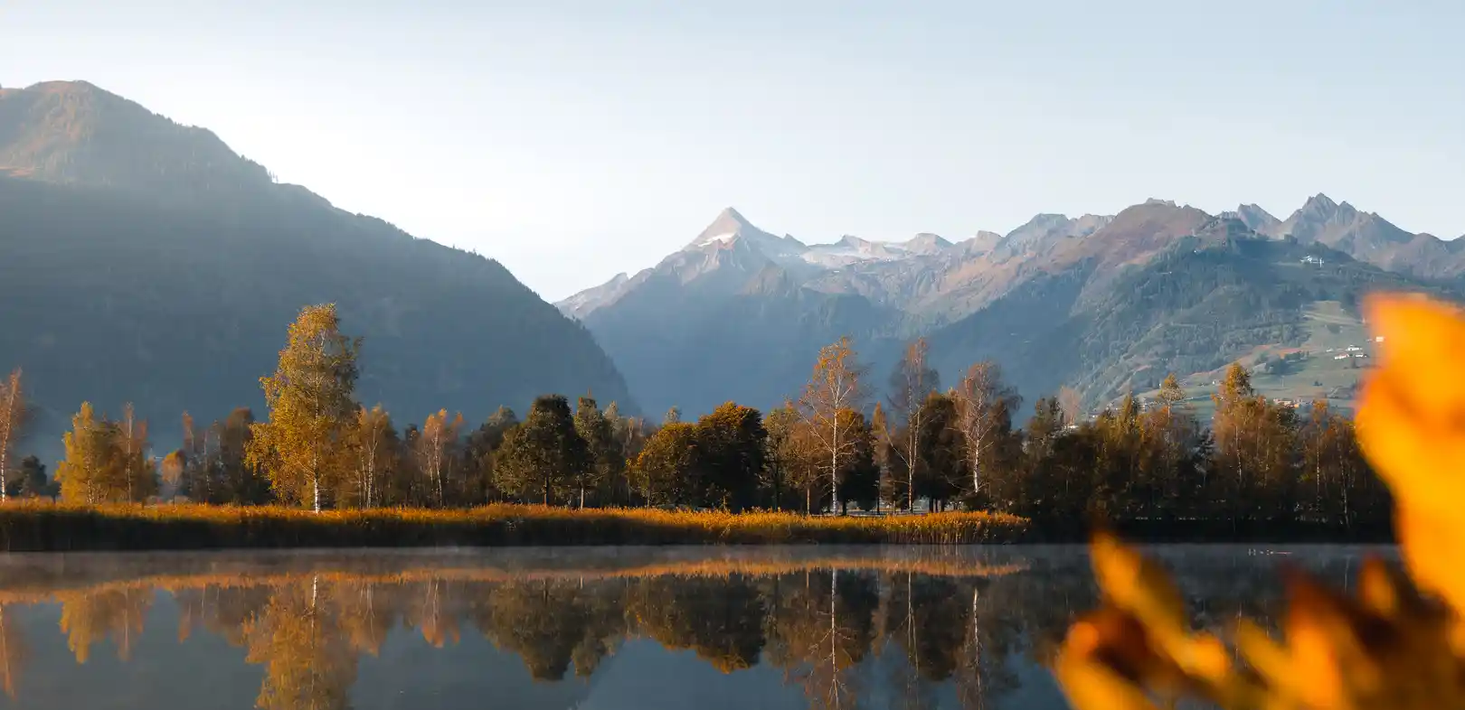 Golfplatz & See im Herbst