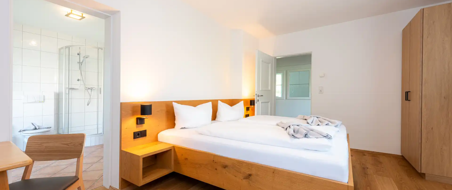 Schlafzimmer mit Holzboden